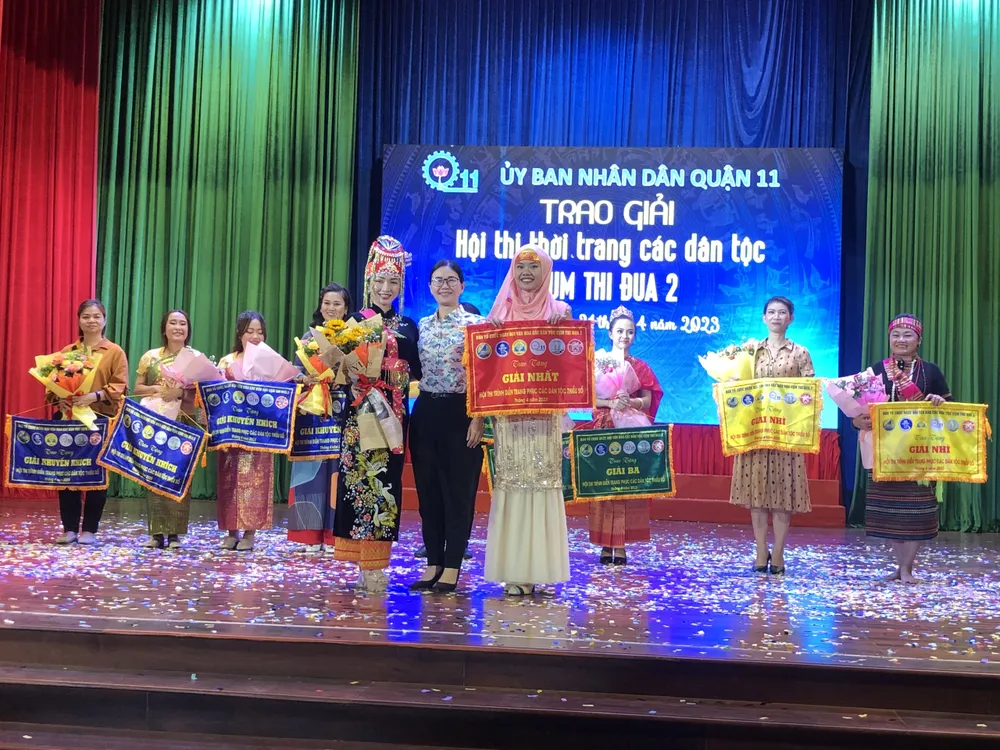 Lãnh đạo quận 11 trao tặng bằng khen cho các đơn vị đạt giải