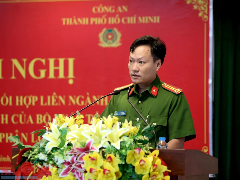 Đại diện Công an TPHCM trình bày ý kiến tại hội nghị. Ảnh: CHÍ THẠCH Đại diện Công an TPHCM trình bày ý kiến tại hội nghị. Ảnh: CHÍ THẠCH