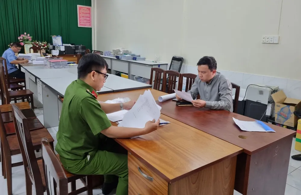 Công an làm việc với bị can Tân Công an làm việc với bị can Tân