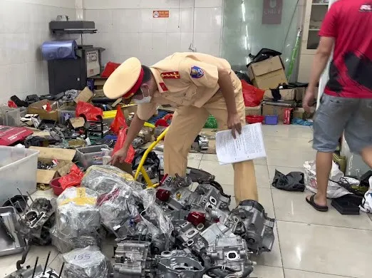 Nhiều phụ tùng tại các lò "độ xe" không rõ nguồn gốc xuất xứ Nhiều phụ tùng tại các lò "độ xe" không rõ nguồn gốc xuất xứ