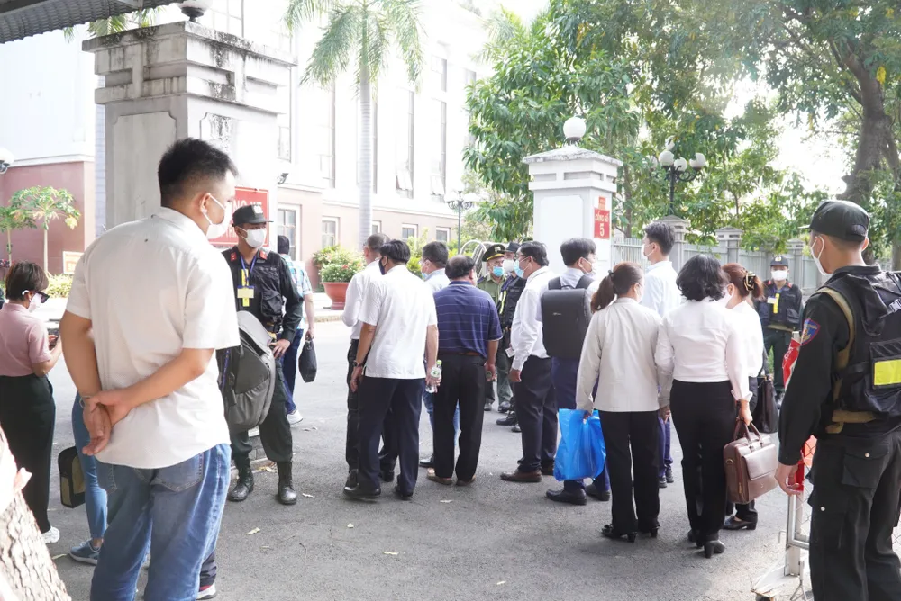 Phiên tòa không có nhiều người dân tới theo dõi nhưng an ninh vẫn được siết chặt Phiên tòa không có nhiều người dân tới theo dõi nhưng an ninh vẫn được siết chặt