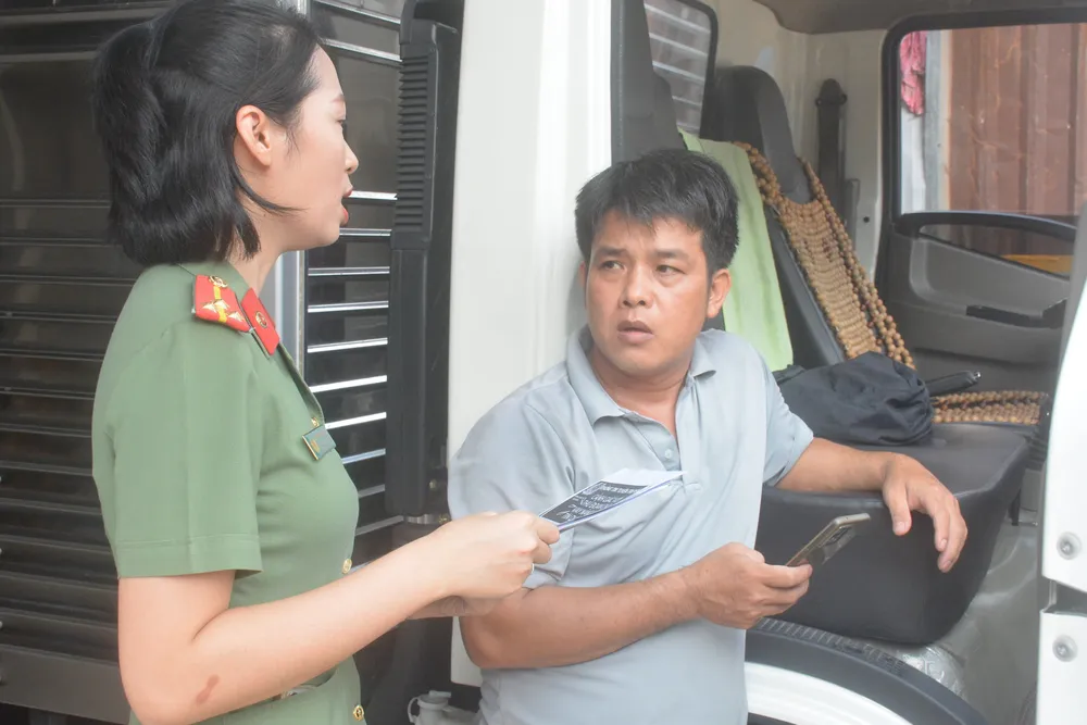 Các lực lượng tuyên truyền tới người dân Các lực lượng tuyên truyền tới người dân