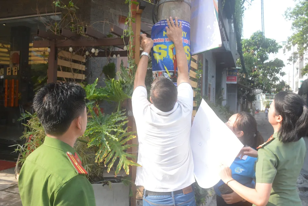 Lực lượng chức năng dán tuyên truyền về ma túy, tín dụng đen Lực lượng chức năng dán tuyên truyền về ma túy, tín dụng đen