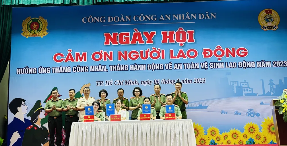 Các đơn vị ký cam kết thi đua Các đơn vị ký cam kết thi đua