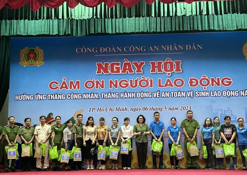 Lãnh đạo Cục X03 tặng quà cho cán bộ chiến sĩ, đoàn viên công đoàn Lãnh đạo Cục X03 tặng quà cho cán bộ chiến sĩ, đoàn viên công đoàn