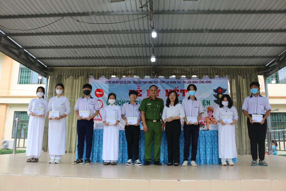 Công an tuyên truyền phổ biến các nội dung Luật an toàn giao thông đường bộ, hướng dẫn lưu thông an toàn và tặng quà cho những học sinh có hoàn cảnh khó khăn