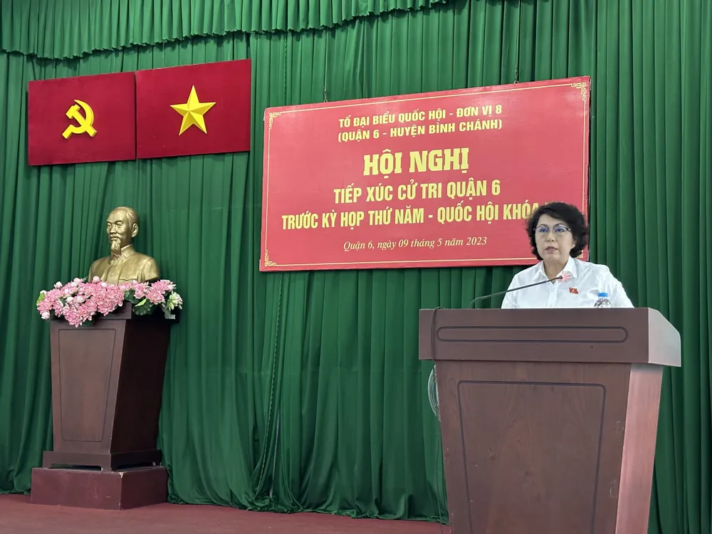 Đồng chí Tô Thị Bích Châu trao đổi với cử tri