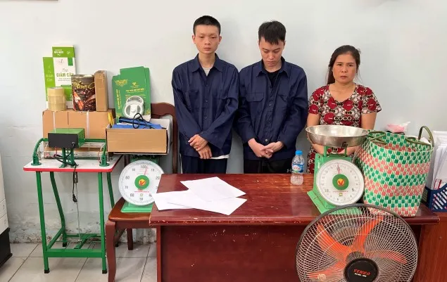 Trần Nhật Vĩnh, Trần Trí Minh Sang và Lưu Thị Thái (từ trái qua phải) cùng tang vật Trần Nhật Vĩnh, Trần Trí Minh Sang và Lưu Thị Thái (từ trái qua phải) cùng tang vật