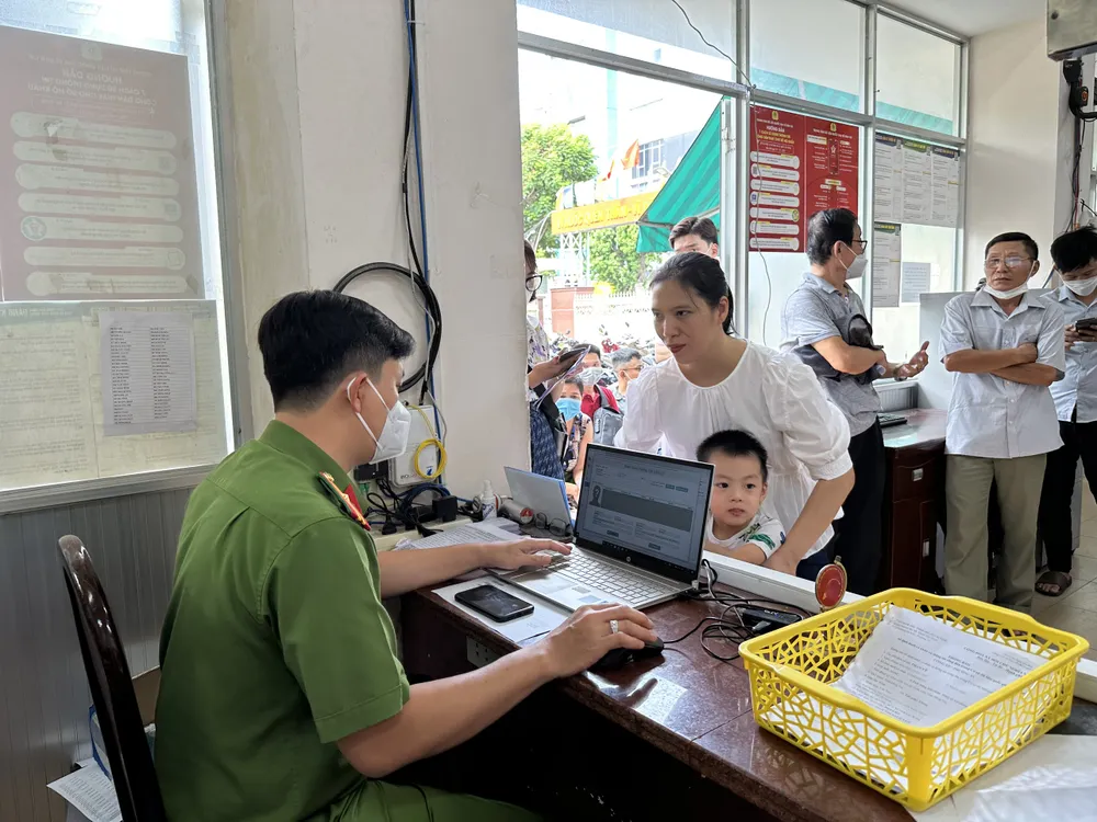 Cán bộ công an TPHCM làm thủ tục cho người dân làm CCCD