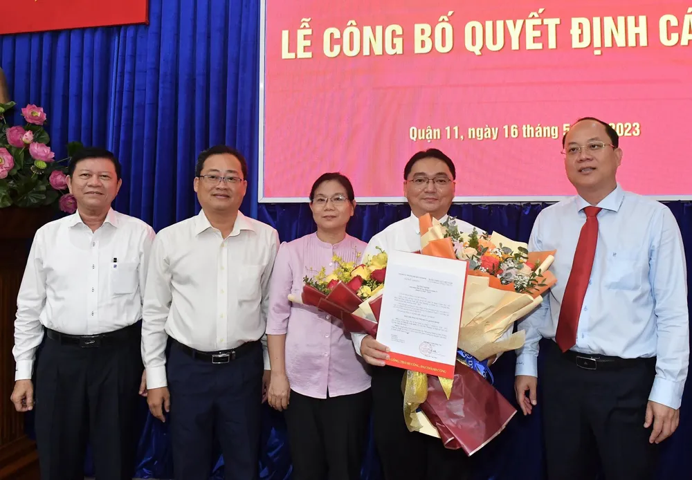 Phó Bí thư Thành ủy Nguyễn Hồ Hải cùng lãnh đạo quận 11 chúc mừng đồng chí Nguyễn Trần Bình được nhận nhiệm vụ mới. Ảnh: VIỆT DŨNG