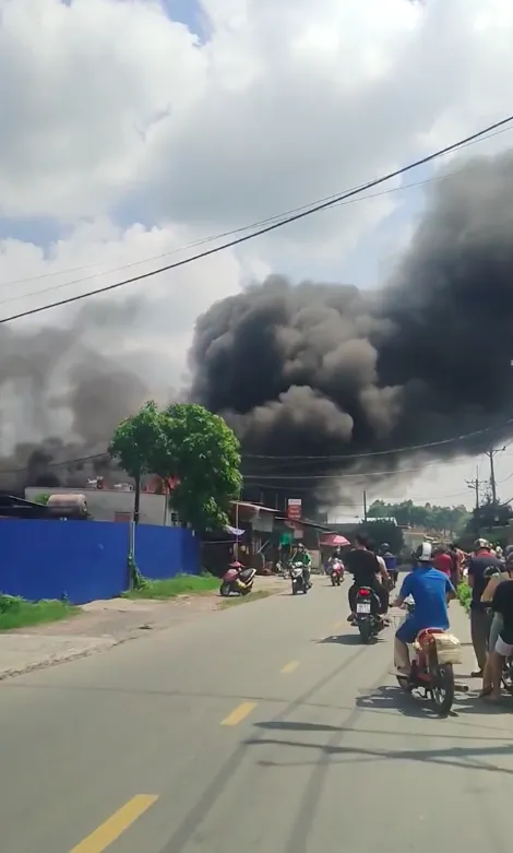 Khói đen bốc cao hàng chục mét