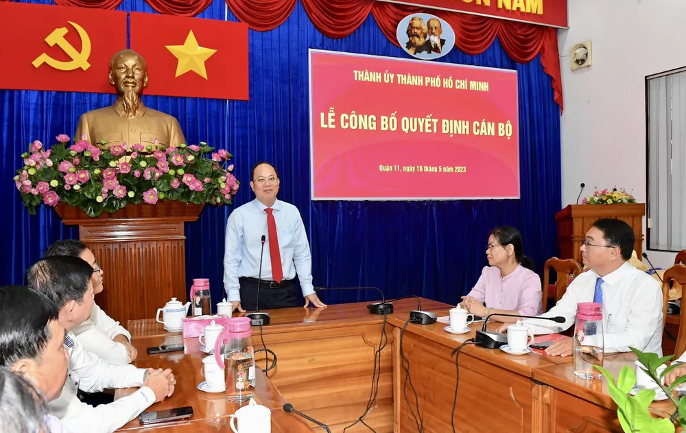 Phó Bí thư Thành ủy Nguyễn Hồ Hải chúc mừng đồng chí Nguyễn Trần Bình được nhận nhiệm vụ mới. Ảnh: VIỆT DŨNG