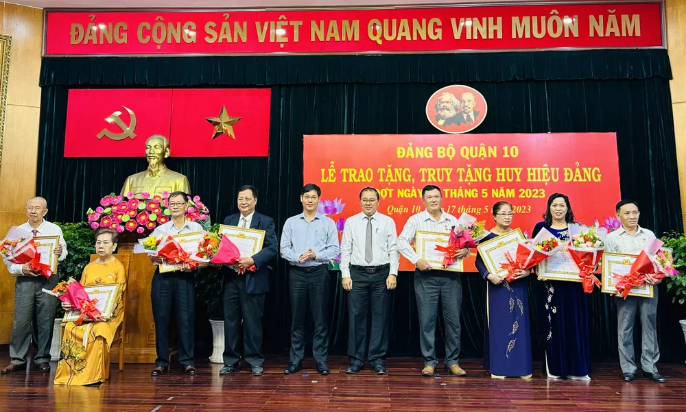 Lãnh đạo quận 10 trao Huy hiệu Đảng cho đảng viên cao tuổi. Ảnh: CHÍ THẠCH