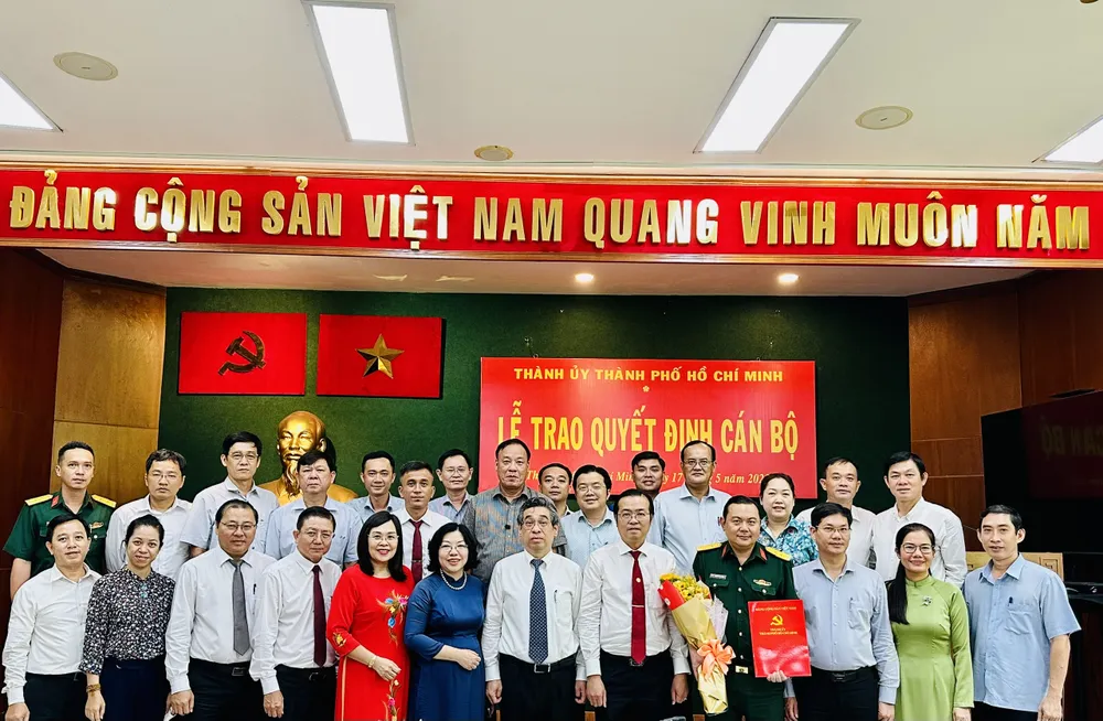 Lãnh đạo Thành ủy TPHCM cùng quận 10 chúc mừng đồng chí Nguyễn Thành Công. Ảnh: CHÍ THẠCH
