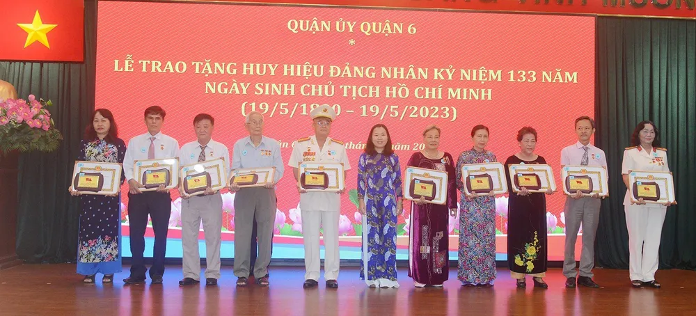 Lãnh đạo quận 6 trao Huy hiệu Đảng cho đảng viên cao tuổi Lãnh đạo quận 6 trao Huy hiệu Đảng cho đảng viên cao tuổi
