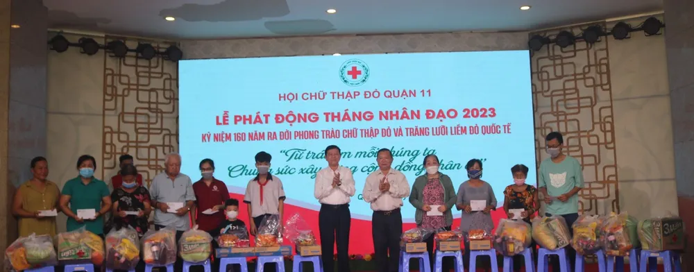 Các đơn vị trao tặng 175 phần quà cho người có hoàn cảnh khó khăn