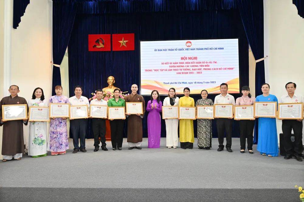 Lãnh đạo Thành phố và các đơn vị trao tặng bằng khen cho cá nhân, tập thể tiêu biểu học tập và làm theo tư tưởng, đạo đức, phong cách Hồ Chí Minh