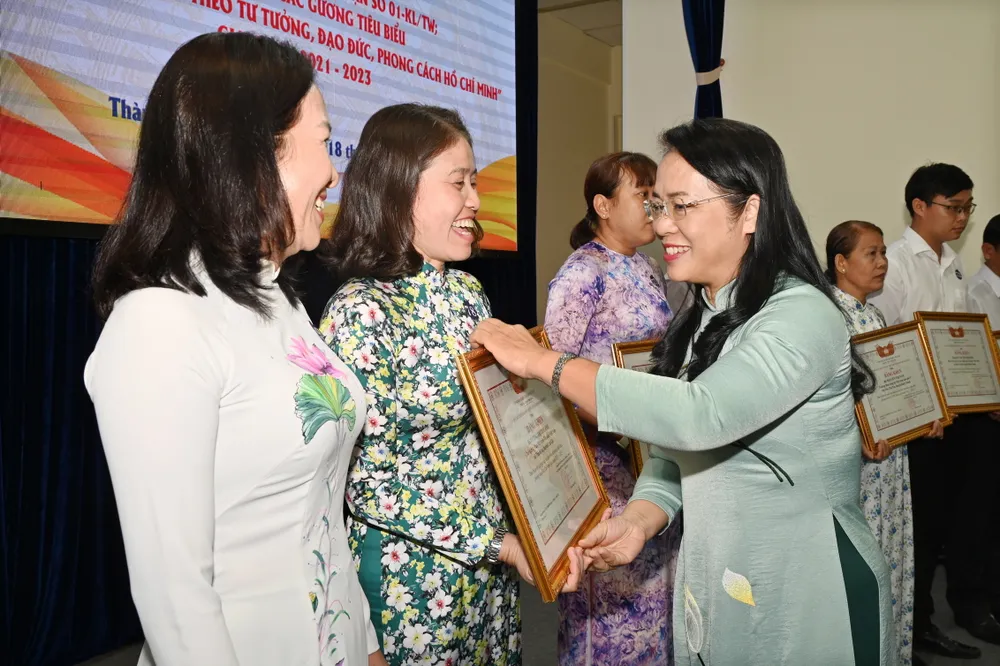 Đồng chí Trần Kim Yến, Ủy viên Ban Thường vụ Thành ủy, Chủ tịch Ủy ban MTTQ Việt Nam TPHCM tặng bằng khen cho cá nhân, tập thể tiêu biểu học tập và làm theo tư tưởng, đạo đức phong cách Hồ Chí Minh