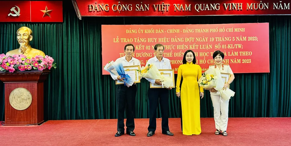 Lãnh đạo Khối Dân – Chính – Đảng TPHCM trao tặng Huy hiệu Đảng đến đảng viên cao tuổi Đảng. Ành: CHÍ THẠCH