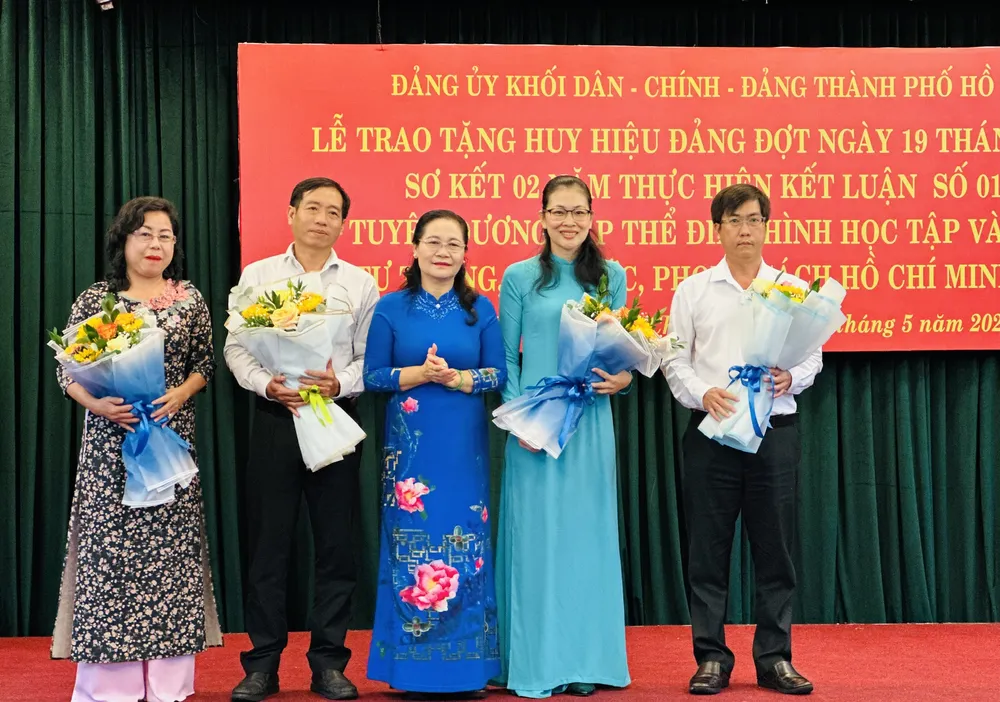 Chủ tịch HĐND TPHCM Nguyễn Thị Lệ tặng hoa các cá nhân, tập thể có thành tích xuất sắc. Ảnh: CHÍ THẠCH