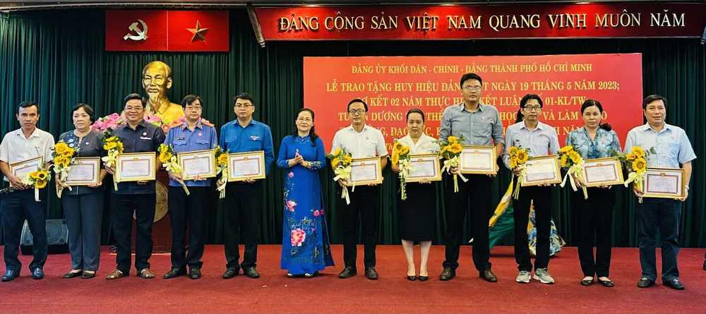 Chủ tịch HĐND TPHCM Nguyễn Thị Lệ tặng bằng khen, hoa các tập thể và cá nhân có thành tích xuất sắc. Ảnh: CHÍ THẠCH