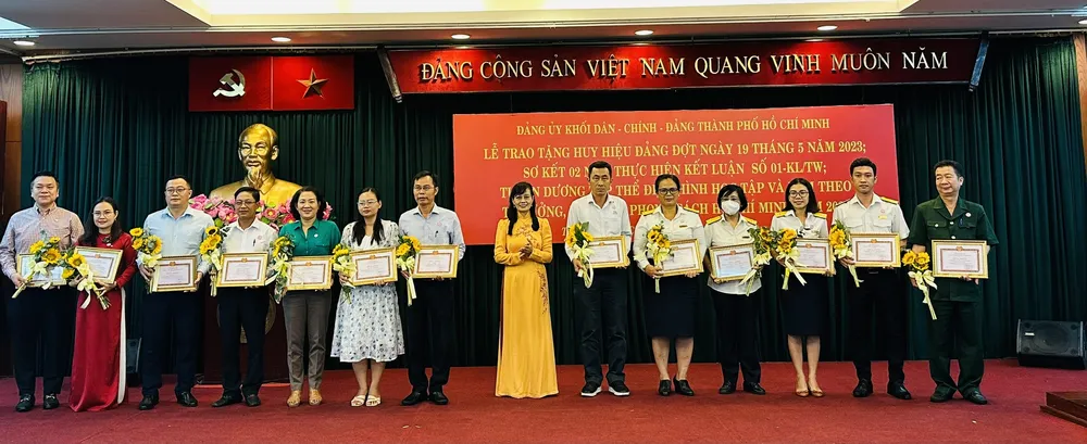 Các tập thể, cá nhân điển hình học tập và làm theo tư tưởng, đạo đức, phong cách Hồ Chí Minh năm 2023 được khen thưởng. Ảnh: CHÍ THẠCH
