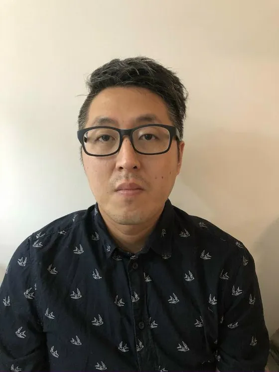 Jeong In Cheol tại cơ quan công an Jeong In Cheol tại cơ quan công an