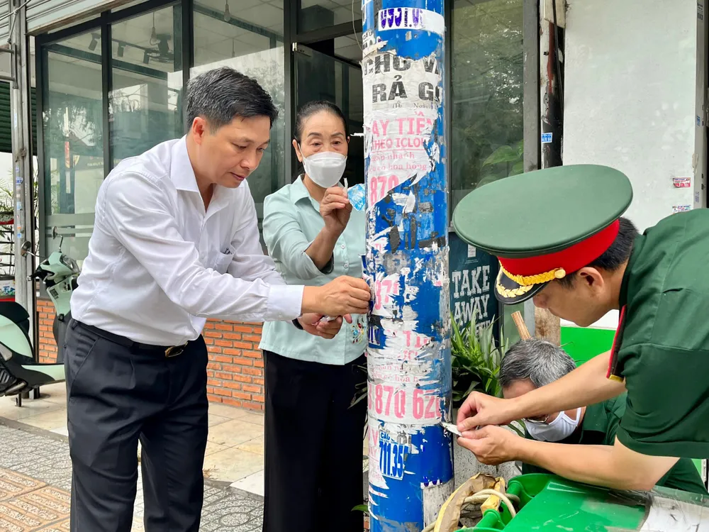 Các đơn vị tại buổi ra quân bóc xoá các sản phẩm quảng cáo sai quy định.