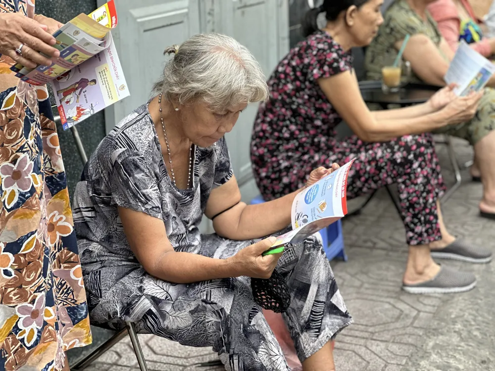 Phát tờ rơi tuyên truyền về PCCC tới người dân. Ảnh: CHÍ THẠCH Phát tờ rơi tuyên truyền về PCCC tới người dân. Ảnh: CHÍ THẠCH