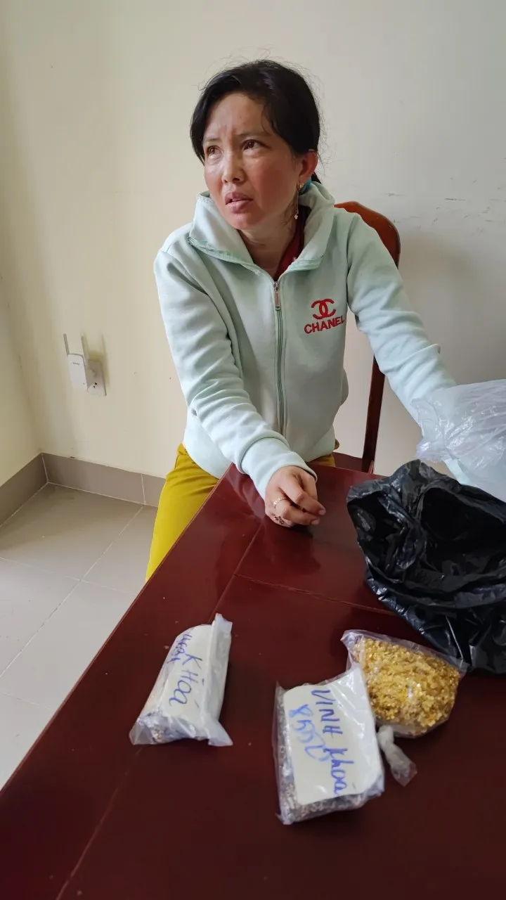 Đối tượng Ly cùng tang vật tại cơ quan công an