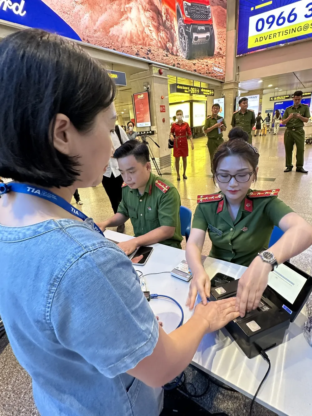 Lực lượng chức năng cấp mới, đổi CCCD gắn chip; tạo lập tài khoản định danh điện tử mức độ 2... cho người dân