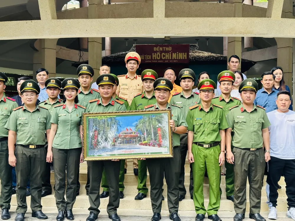 Trước đó, Đoàn Thanh niên Công an TPHCM cùng Công an tỉnh Trà Vinh dâng hoa, dâng hương tưởng nhớ Chủ tịch Hồ Chí Minh tại Đền thờ Bác Hồ - di tích lịch sử, văn hóa cấp quốc gia, ấp Vĩnh Hội, xã Long Đức, TP Trà Vinh, tỉnh Trà Vinh. Ảnh: CHÍ THẠCH