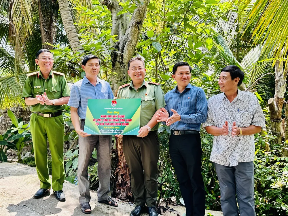 Công an TPHCM trao tặng kinh phí xây dựng cầu. Ảnh: CHí THẠCH