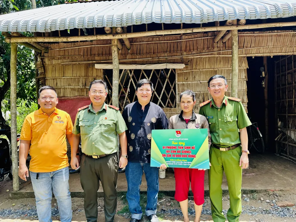 Công an TPHCM tặng bò giống cho hộ gia đình đồng bào Khmer. Ảnh: CHÍ THẠCH