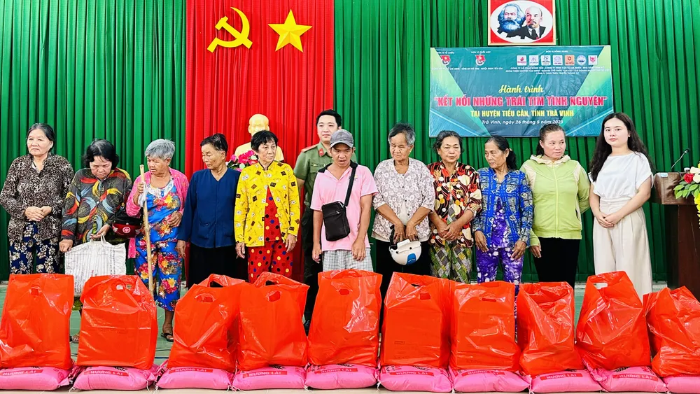 Trao quà tặng cho đồng bào có hoàn cảnh khó khăn. Ảnh: CHÍ THẠCH