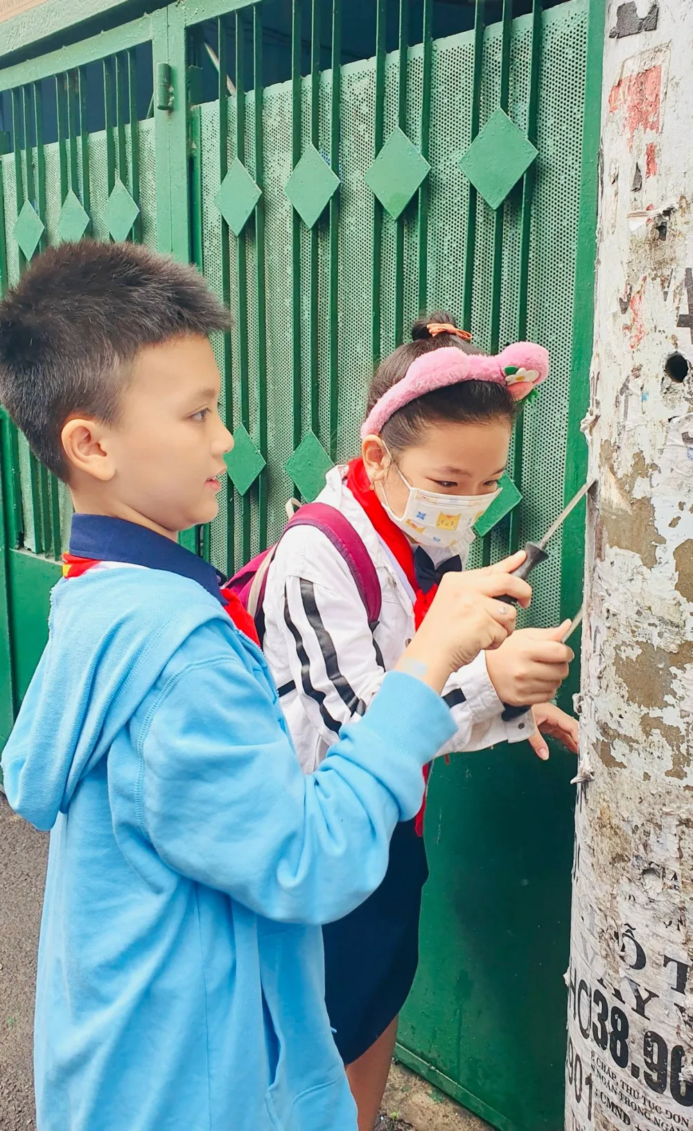 Các em học sinh đang bóc, xóa quảng cáo &quot;tín dụng đen&quot;