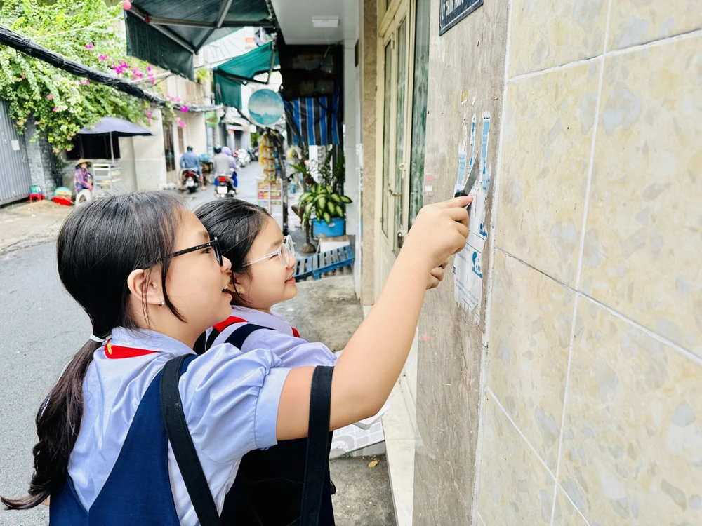 Học sinh đang bóc, xóa quảng cáo "tín dụng đen"