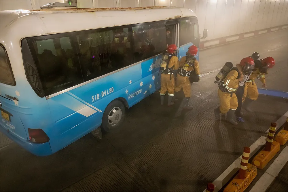 Một số hình ảnh lực lượng chức năng chữa cháy, cứu nạn cứu hộ tại đường hầm sông Sài Gòn