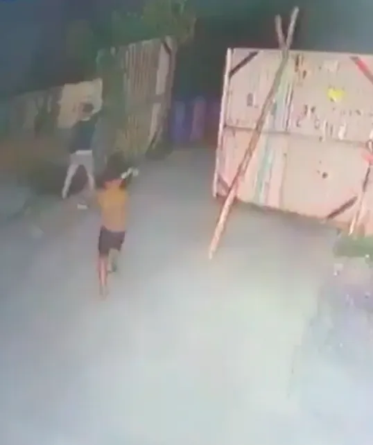 Hai đối tượng nổ súng vào khu dân cư. Ảnh cắt từ clip Hai đối tượng nổ súng vào khu dân cư. Ảnh cắt từ clip