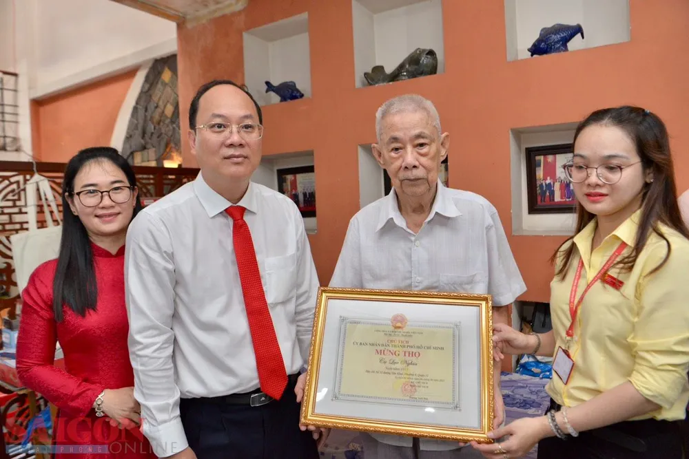 Phó Bí thư Thành ủy TPHCM Nguyễn Hồ Hải chúc mừng cụ Lục Nghĩa nhân kỷ niệm Ngày truyền thống Người cao tuổi Việt Nam. Ảnh: CAO THĂNG