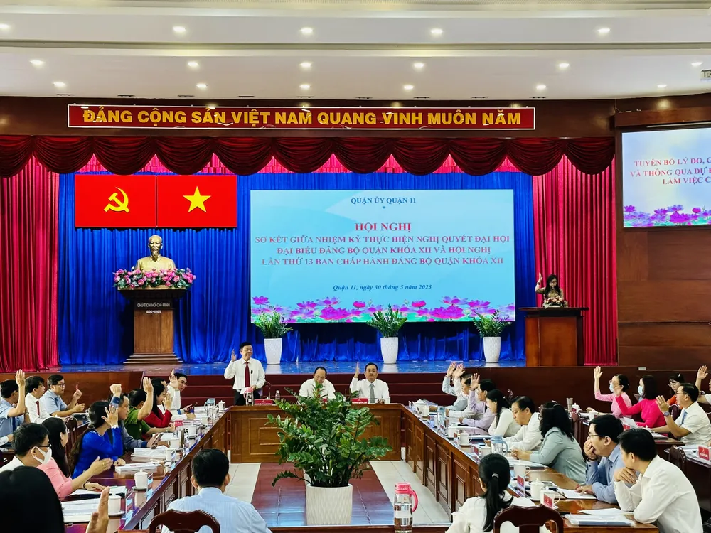 Các đại biểu biểu quyết thông qua chương trình hội nghị. Ảnh: CHÍ THẠCH