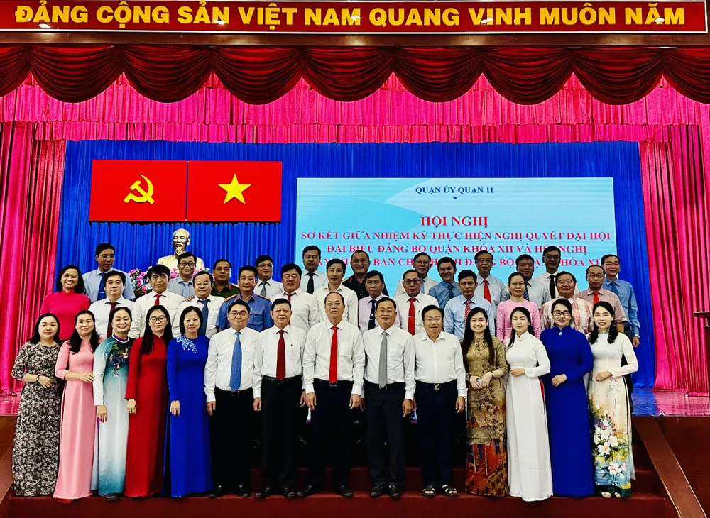 Phó Bí thư Thành ủy TPHCM Nguyễn Hồ Hải cùng lãnh đạo quận 11 chụp hình tại hội nghị. Ảnh: CHÍ THẠCH