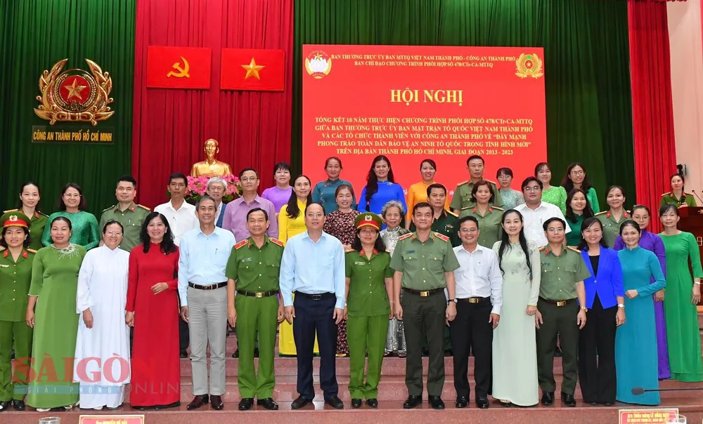 Phó Bí thư Thành ủy TPHCM Nguyễn Hồ Hải cùng lãnh đạo các đơn vị chụp hình tại hội nghị. Ảnh: VIỆT DŨNG Phó Bí thư Thành ủy TPHCM Nguyễn Hồ Hải cùng lãnh đạo các đơn vị chụp hình tại hội nghị. Ảnh: VIỆT DŨNG