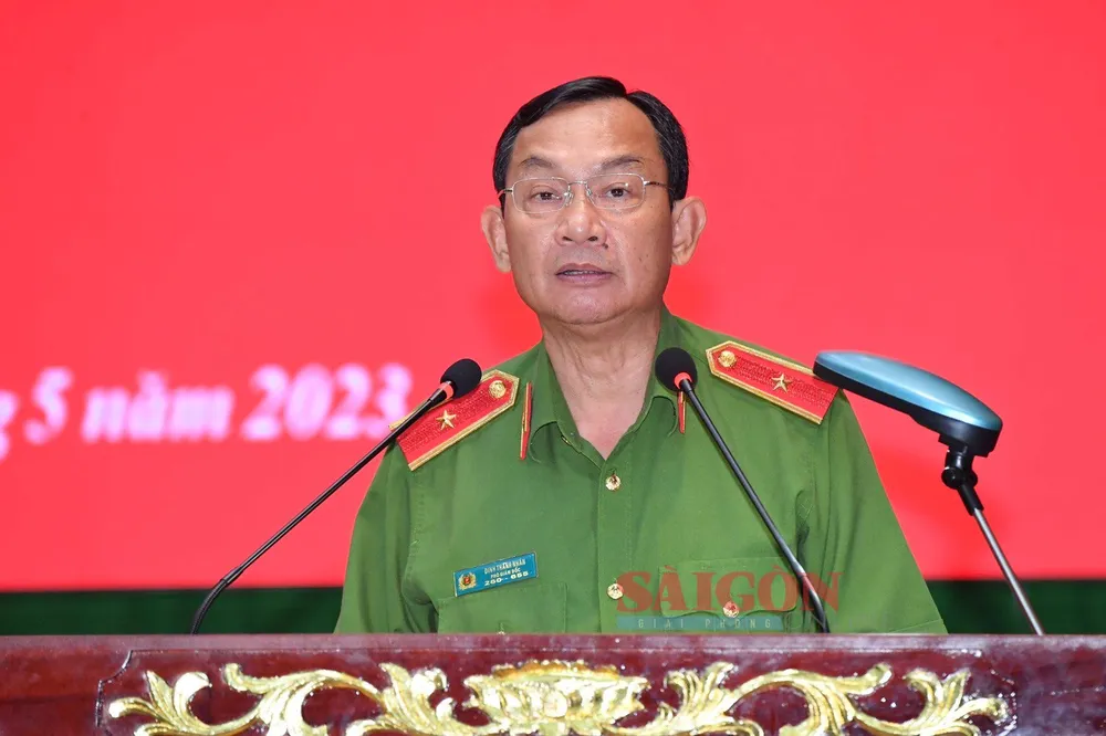 Thiếu tướng Đinh Thanh Nhàn, Phó Giám đốc Công an TPHCM báo cáo tại hội nghị. Ảnh: VIỆT DŨNG Thiếu tướng Đinh Thanh Nhàn, Phó Giám đốc Công an TPHCM báo cáo tại hội nghị. Ảnh: VIỆT DŨNG