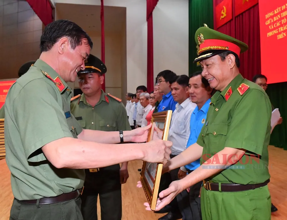 Thiếu tướng Lê Hồng Nam, Giám đốc Công an TPHCM trao bằng khen cho Thiếu tướng Đinh Thanh Nhàn. Ảnh: VIỆT DŨNG Thiếu tướng Lê Hồng Nam, Giám đốc Công an TPHCM trao bằng khen cho Thiếu tướng Đinh Thanh Nhàn. Ảnh: VIỆT DŨNG