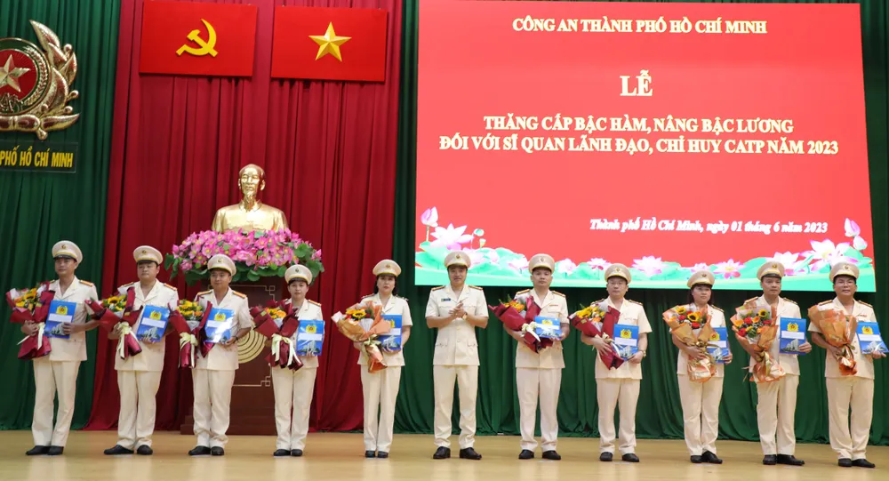 Công an TPHCM trao quyết định và tặng hoa chúc mừng các đồng chí được thăng cấp bậc hàm, nâng bậc lương