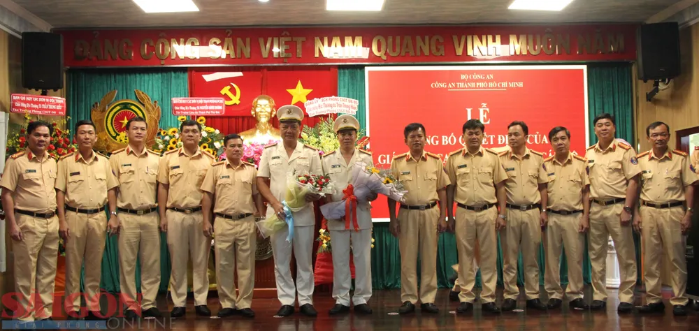 Thượng tá Nguyễn Đình Dương (Trưởng Công an TP Thủ Đức, nguyên Trưởng phòng PC08, Công an TPHCM) chúc mừng Thượng tá Trần Trung Hiếu, tân Trưởng phòng PC08. Ảnh: CHÍ THẠCH