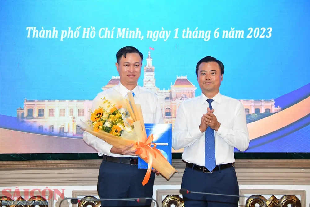 Phó Chủ tịch UBND TPHCM Bùi Xuân Cường trao quyết định cho ông Bùi Anh Huấn giữ chức Phó Trưởng ban Ban Quản lý Đường sắt đô thị TPHCM. Ảnh: VIỆT DŨNG Phó Chủ tịch UBND TPHCM Bùi Xuân Cường trao quyết định cho ông Bùi Anh Huấn giữ chức Phó Trưởng ban Ban Quản lý Đường sắt đô thị TPHCM. Ảnh: VIỆT DŨNG