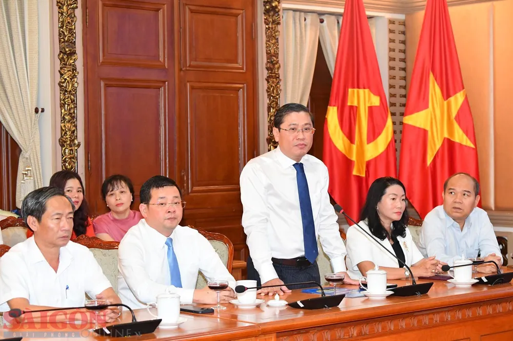 Tân Phó Giám đốc Sở TN-MT Huỳnh Văn Thanh phát biểu nhận nhiệm vụ mới. Ảnh: VIỆT DŨNG Tân Phó Giám đốc Sở TN-MT Huỳnh Văn Thanh phát biểu nhận nhiệm vụ mới. Ảnh: VIỆT DŨNG