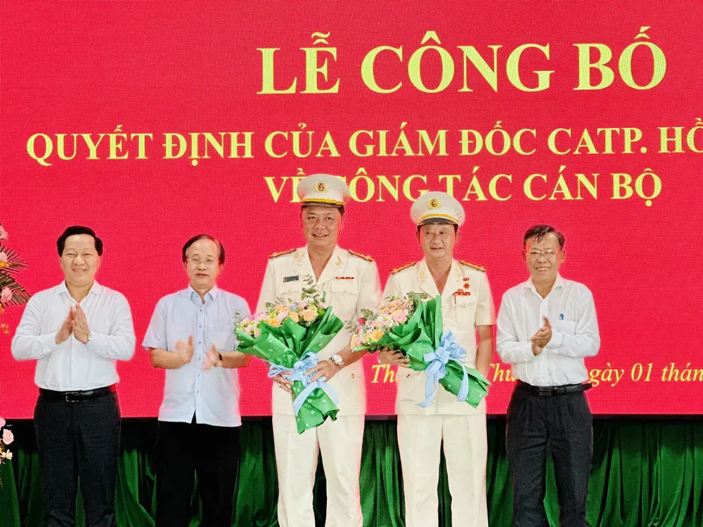 Lãnh đạo TP Thủ Đức tặng hoa chúc mừng tân Trưởng Công an TP Thủ Đức và Đại tá Nguyễn Hoàng Thắng. Ảnh: CHÍ THẠCH